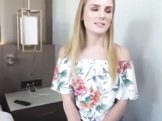 18 красивая блондинка только из колледжа и выебанная на поддельном кастинге