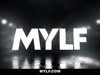 Роговая в возрасте трахается с Creampied после знаменательной даты