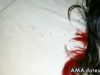 เธอทำให้มันทั่วใบหน้าของเธอ